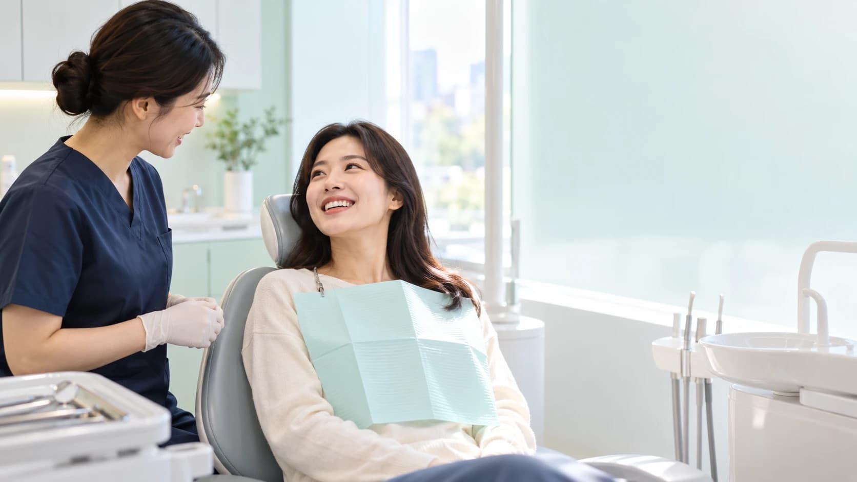A patient and a dentist talking comfortably during an examination at a dental clinic in Uijeongbu.
